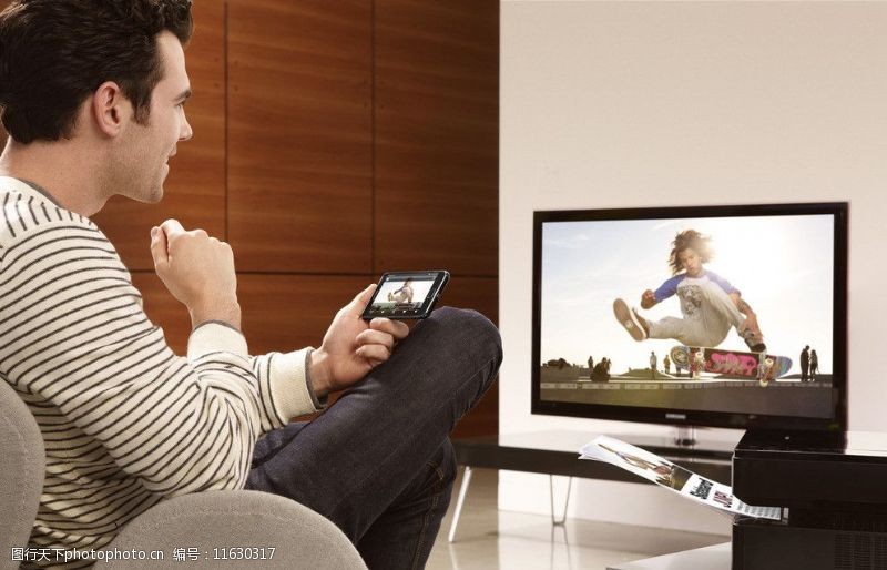 當電視遇見手機 屏幕之間的視覺對話與素材創意